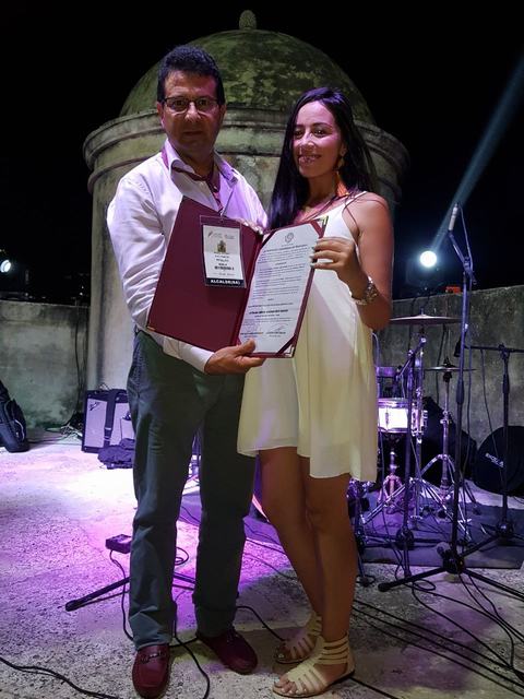 El alcalde de Pitalito, Miguel Antonio Rico Rincón recibiendo el reconocimiento.